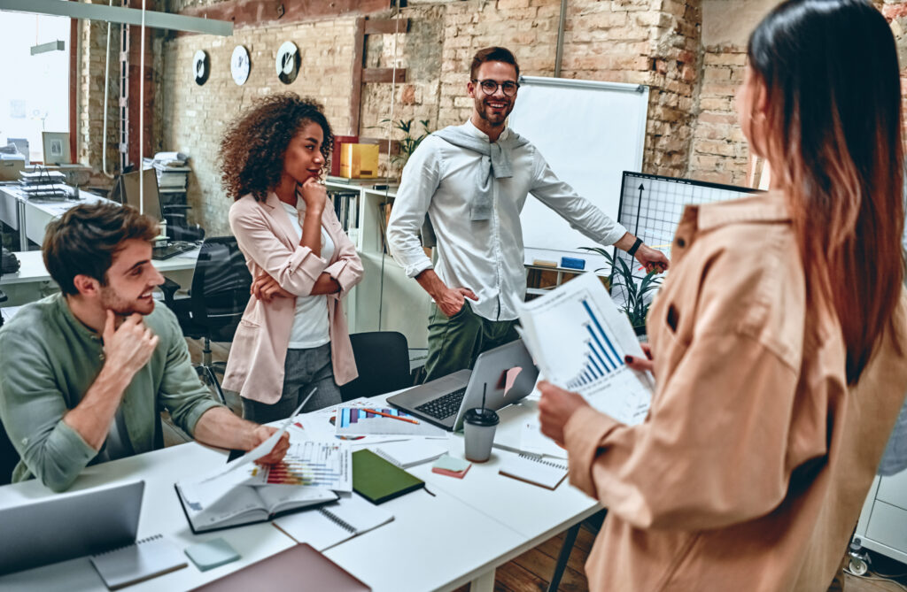 Seu empreendimento com seguro empresarial. O Seguro de Vida Global garante assistência 24 horas aos clientes.