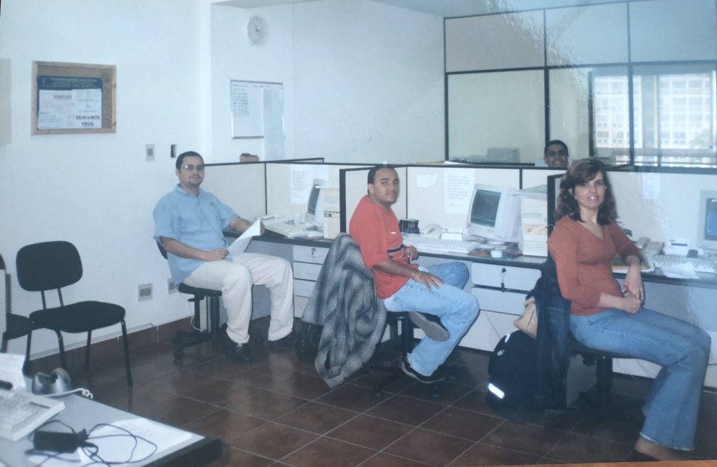 Muito mais que trabalho: Conheça a história dos colaboradores na WO. Carlos, Ivan, Ana e Richard em nosso primeiro escritório.