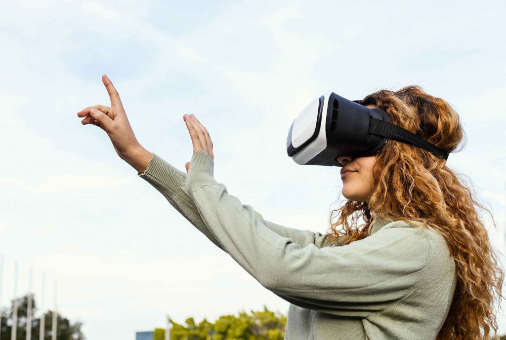 Descubra o papel da tecnologia condominial para uma gestão eficiente e segura. A realidade virtual permite visitas imersivas a apartamentos decorados, sem precisar ter um local para isso.