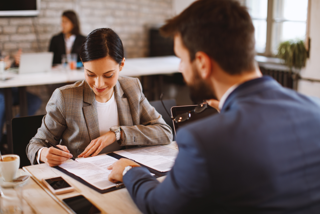 5 formas de economizar no seguro sem abrir mão da proteção. Contar com uma corretora de confiança é ainda mais seguro!